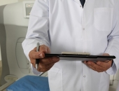 Ārstniecības iestāžu darbiniekiem darba trūkuma gadījumā varēs izmaksāt 75% no vidējās algas