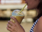 Turpmāk ielu tirdzniecību Rīgā varēs veikt arī no mehāniskajiem transportlīdzekļiem