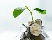 Kāpēc jāmaksā par naudu, kas glabājas bankas kontā?