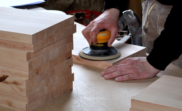 Latvijas rūpniecība turpina atgūties, jūlijā straujš kāpums kokapstrādes nozarē