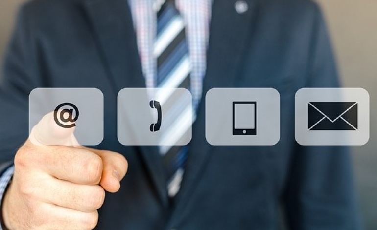 Atsakās no Uzņēmumu reģistra pakalpojumu sniegšanas klātienē