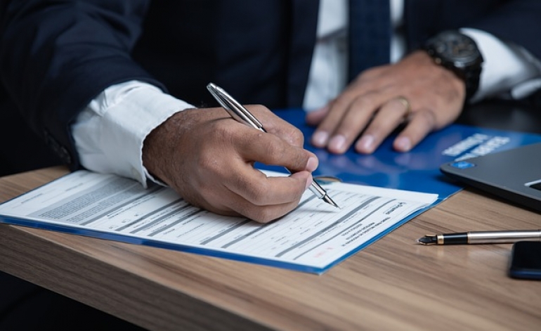 Zvērinātu advokātu biroji turpmāk jāreģistrē kā SIA