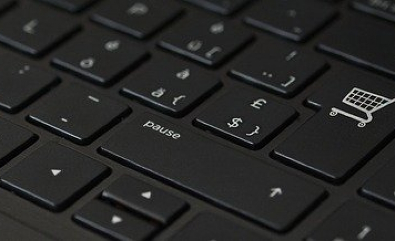 Pērk pārtiku un datorus, bet ne apavus un mēbeles